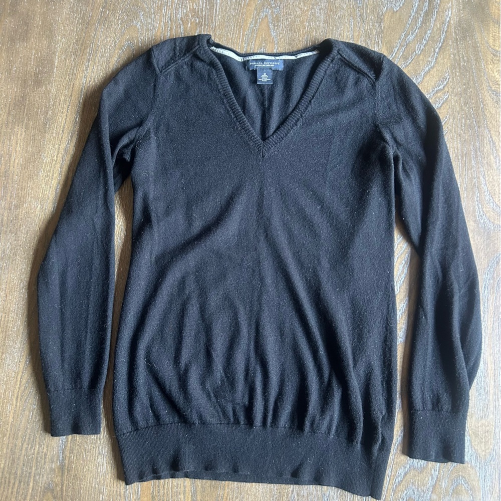 Banana Republic Ladies V-Neck Black Sweater